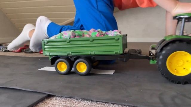 Марк и трактор вытаскивают машины из грязи. смотреть онлайн