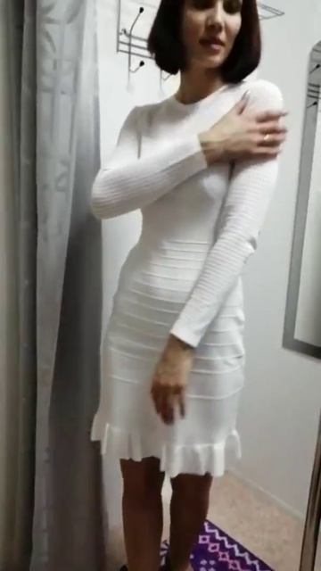 Платье ажурной вязки, декорированное по низу воланом