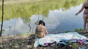 НА  ПРИРОДЕ  ВОЗЛЕ  ОЗЕРА  С  ПОДРУГОЙ  МАШЕЙ