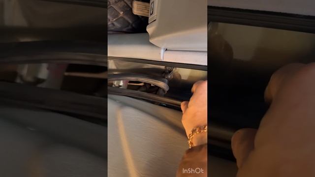 Замена уплотнительной резинки водительской двери Toyota смотреть онлайн