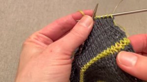 Полосы из изнаночных петель на лицевой глади