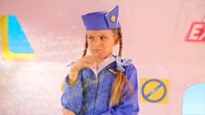 Диана и Рома - Диана и Рома показывают правила безопасности на борту самолета