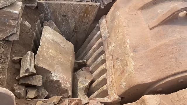 Строительство, дробление щебёнки