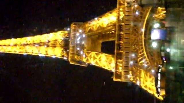 Эйфелева башня упала и лежит на боку смотреть онлайн