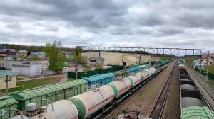 Встречные грузовые поезда под ВЛ80с следуют по станции