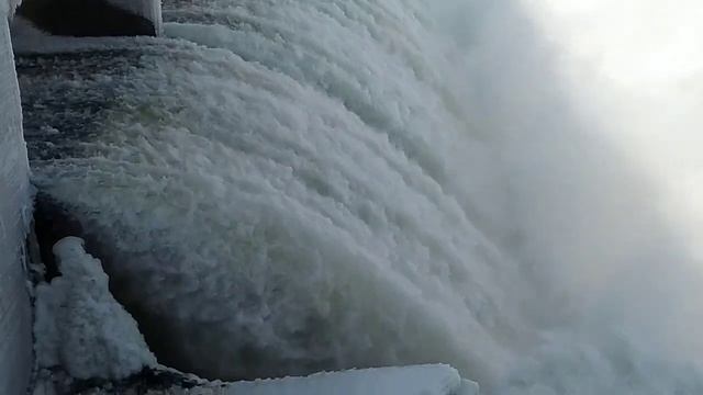 Перелив воды через гребень  Сергеевское водохранилищ