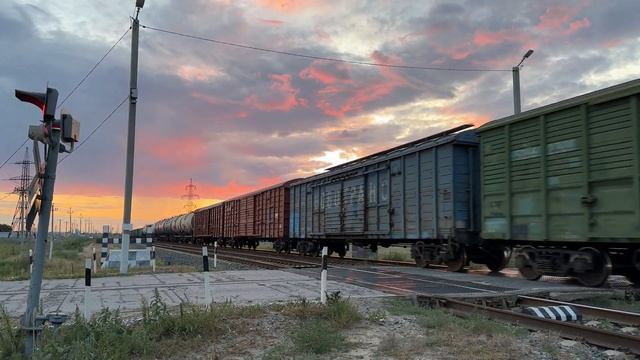 Тепловоз 2ТЭ25КМ-0353 на перегоне Солончак - Ахтуба, Астра смотреть онлайн