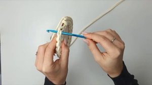 Простая корзиночка крючком с деревянным дном.