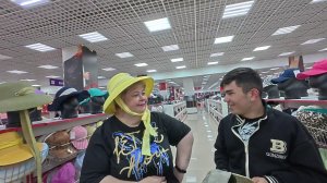 Выбираем обновки для Абдугани  и Сафара. Купили клубнику и черешню на базе.