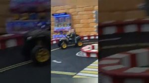 Гонки. Развлекательный центр. Милана и Даня.