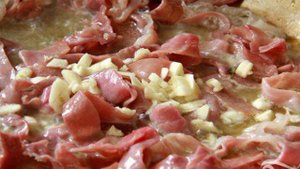 Феттучини со спаржей, зеленым горошком и ветчиной