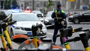 Любители погонять с ветерком: в Москве провели рейд на самокатчиков-нарушителей