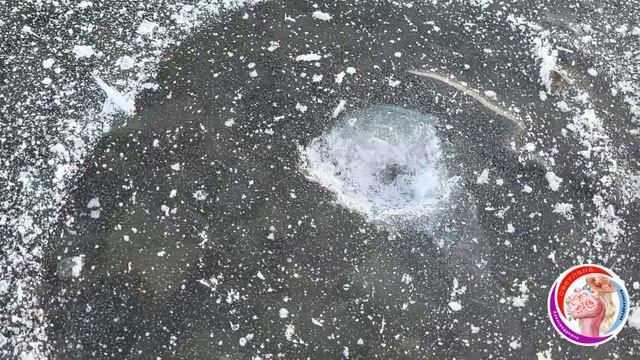 Вода в Озере замёрзла! Можно смело ходить! смотреть онлайн