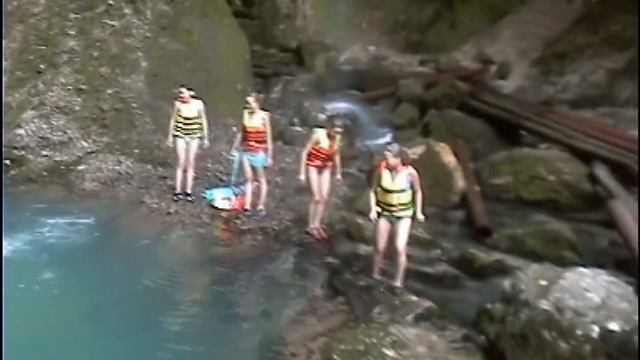Обнаженные девушки под водопадом