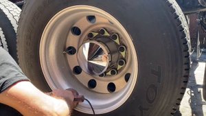 Полирую колёса Kenworth W9