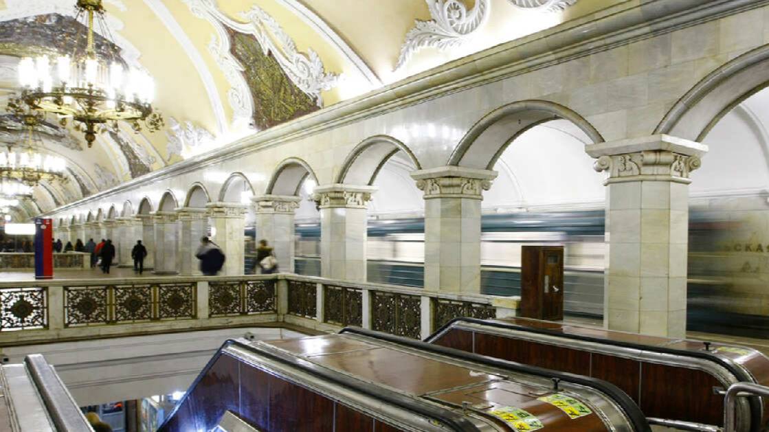 Женщина погибла после падения на пути на станции метро "Комсомольская" в Москве