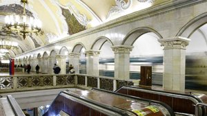 Женщина погибла после падения на пути на станции метро "Комсомольская" в Москве