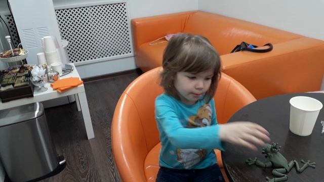 Ксюша в 5 лет решила стать бизнес-тренером. У бабушки на работе. Особо понравились кофе-брейки