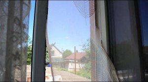 Подсмотрела эту идею в хостеле. Просто натянула тюль на окно и удивилась, как это просто