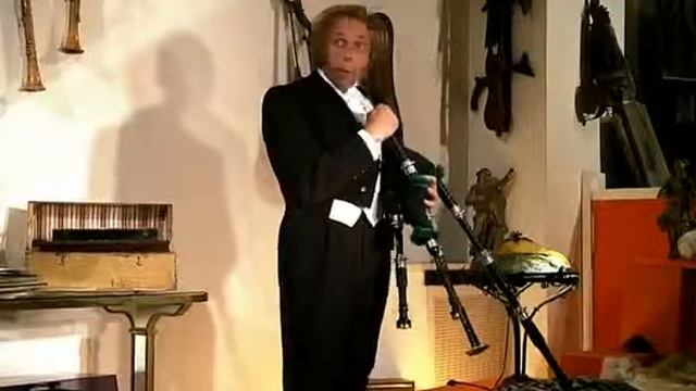 Высокий блондин и волынка