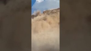 Обрушение горы после землетрясения, гора стала в два р