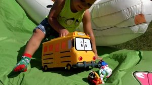 Рома и Диана Рома и Диана играют на батуте с Машинками Робокар Поли