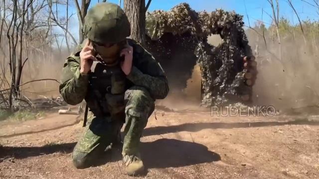 📍 Херсонское направление, правый берег Днепра  💥 Расчёт 122-мм гаубицы Д-30 группировки войск «Д..