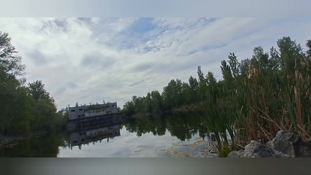 РЫБАЛКА НА УДОЧКУ НА СТАЛКЕРНОМ ОЗЕРЕ! КОРМЛЮ ЛЕБЕДЕЙ! смотреть онлайн