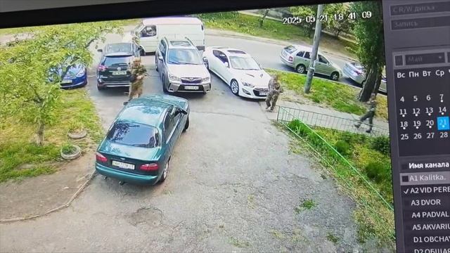 Люди разбегаются в разные стороны, увидев людей в форме своей собственной армии