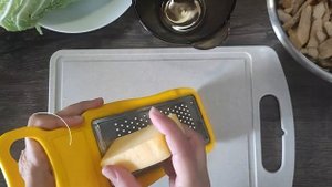 Салат с курицей, пекинской капустой и помидорами а-ля "