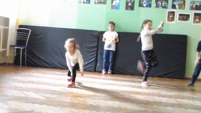 Малышка трех лет танцует  хип  хоп. смотреть онлайн