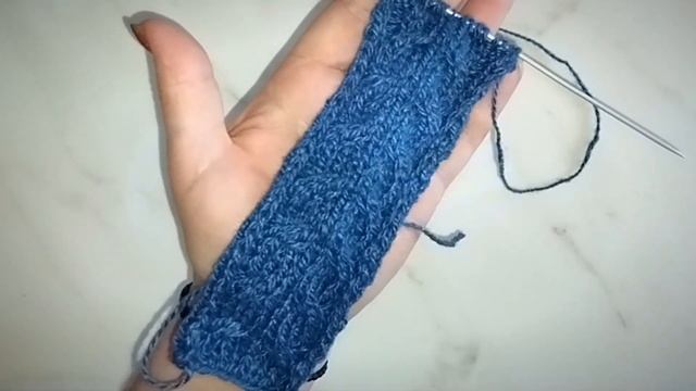 Несложный Плотный узор из зеркальных жгутов с лицевой разделительной петлей Спицами