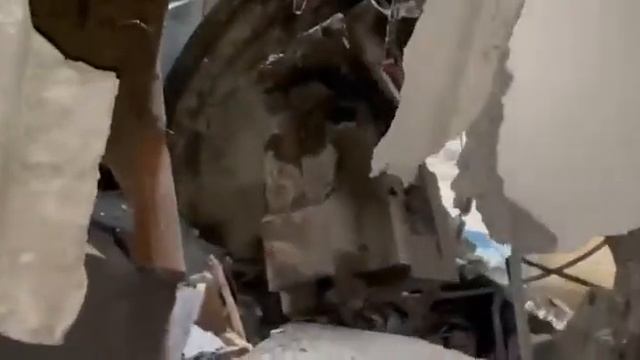 В Мариуполе в квартиру залетела башня танка смотреть онлайн