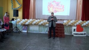 Кучаров поздравляет выпускников