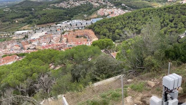 Испанская башня и вышка 5G на одном месте, рядом и вмест смотреть онлайн