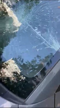 На Рублевском шоссе,  42к2 в Крылатском кто-то сбросил шарик с водой с балкона и разбил стекло авто