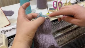 Как связать капор английской резинкой на вязальной машине. Видео инструкция.