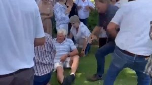 Одноклассники встают после фотосессии.