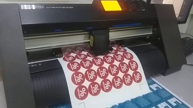 Высечка наклеек плоттером на самоклеящейся бумаге смотреть онлайн