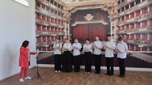 Хоровой ансамбль старших классов ДШИ ст.Новопластуновской руководитель Хайруллина О.С
1000164583.mp4
