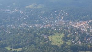 Вид на город Баден-Баден и окрестные горы Шварцвальд с