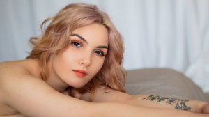 Сексуальная блондинка в нижнем белом белье