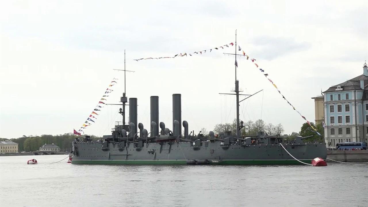 125 лет назад на воду был спущен легендарный крейсер "Аврора"