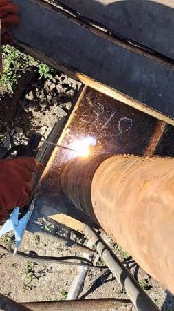 Свариваем железные столбы сваркой