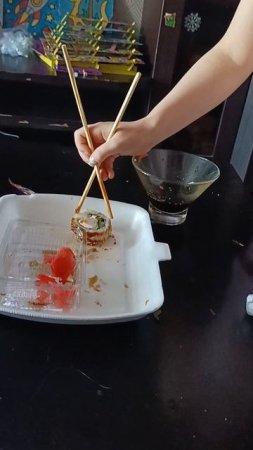 первый раз пробую есть палочками ролы 😅