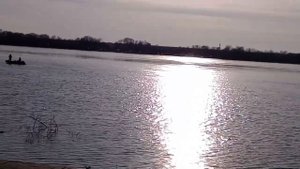 Река Обь: рыбаки облепили берег, город Новосибирск, Пе?