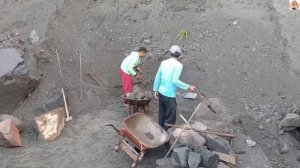 Строительство, шахтёры копают песок, вулкан Мерапи