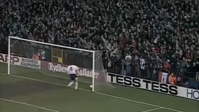 В 1993 году Денис Ирвин забивает гол за Манчестер Юнайтед в игре против Спёрс. благодаря блестящ