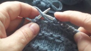 Как связать шапку спицами на весну. Узор цепочка.