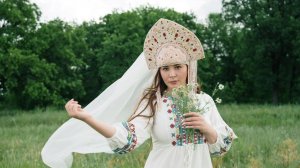 Русская красавица гуляет по полю